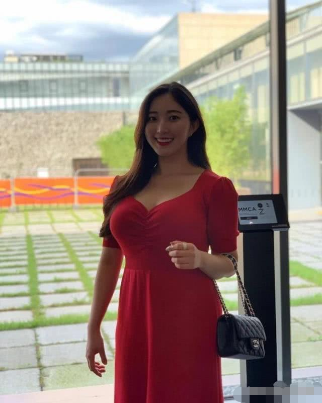 时尚元素:讲真的,微胖型女生,这样子穿搭,更显"成熟"魅力