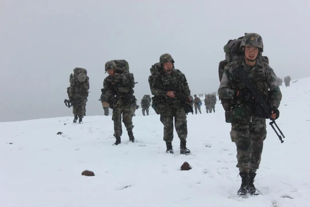 五月,他们在大雪纷飞的高原行军拉练