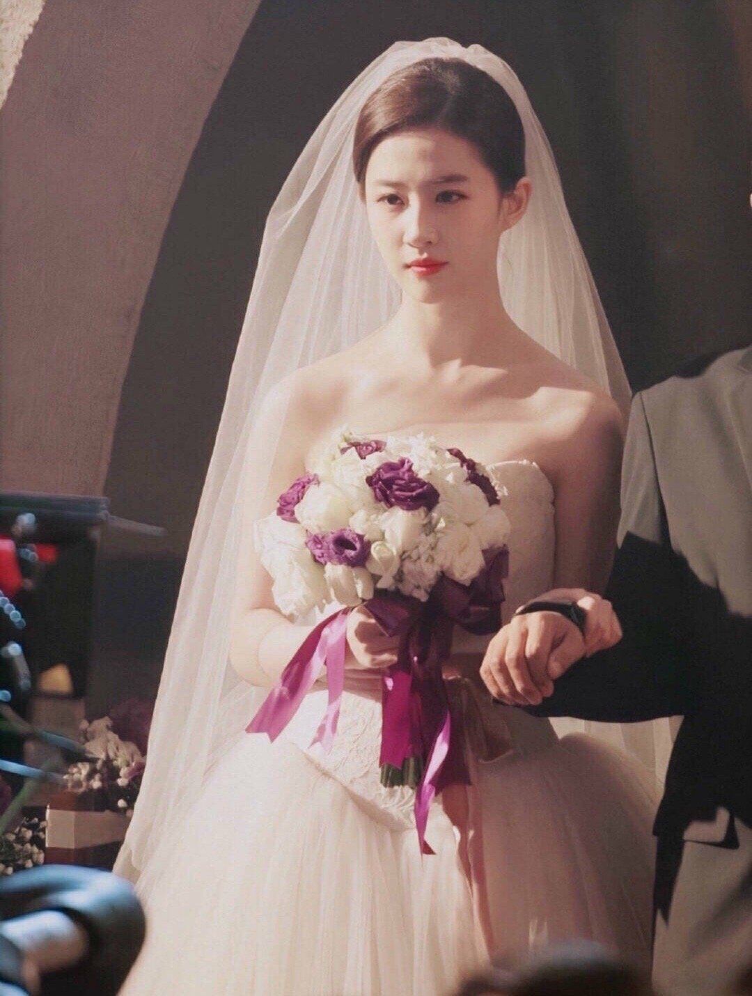 仙女姐姐刘亦菲婚纱造型:果然每个女生穿上婚纱都是最美的!