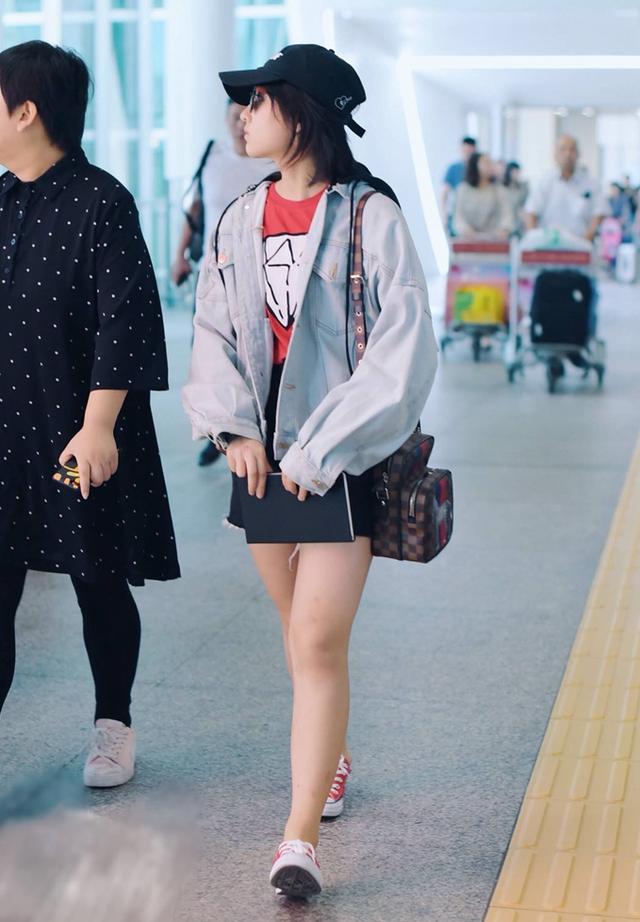 张子枫衣品越来越好,穿红t配高腰短裤,小个子女生教科
