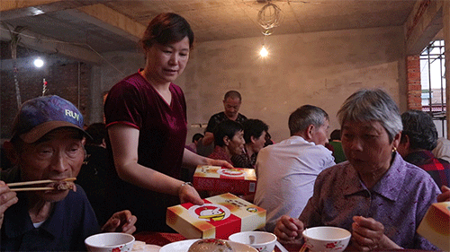 热情好客的主人还会来每桌敬酒推杯换盏间满是欢笑和温情不输酒店的