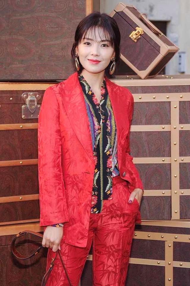 刘涛又现贵族式搭配,穿红色西装套装内搭印花衬衫,显贵10倍不止