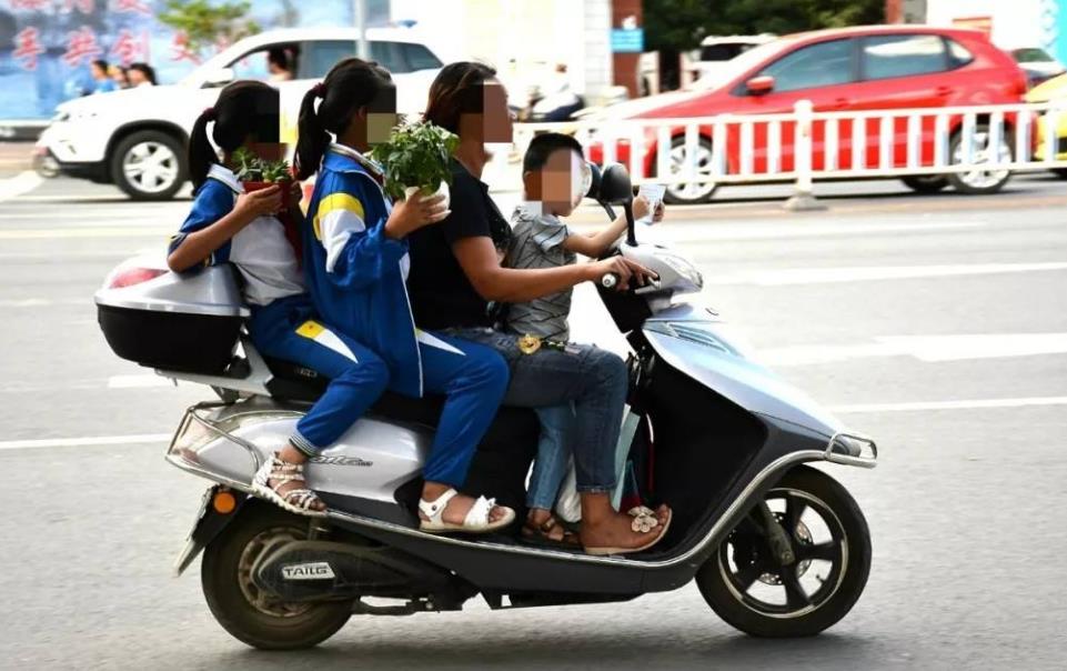 电动车不能载人,那孩子上学怎么接送,专家给出3种解决