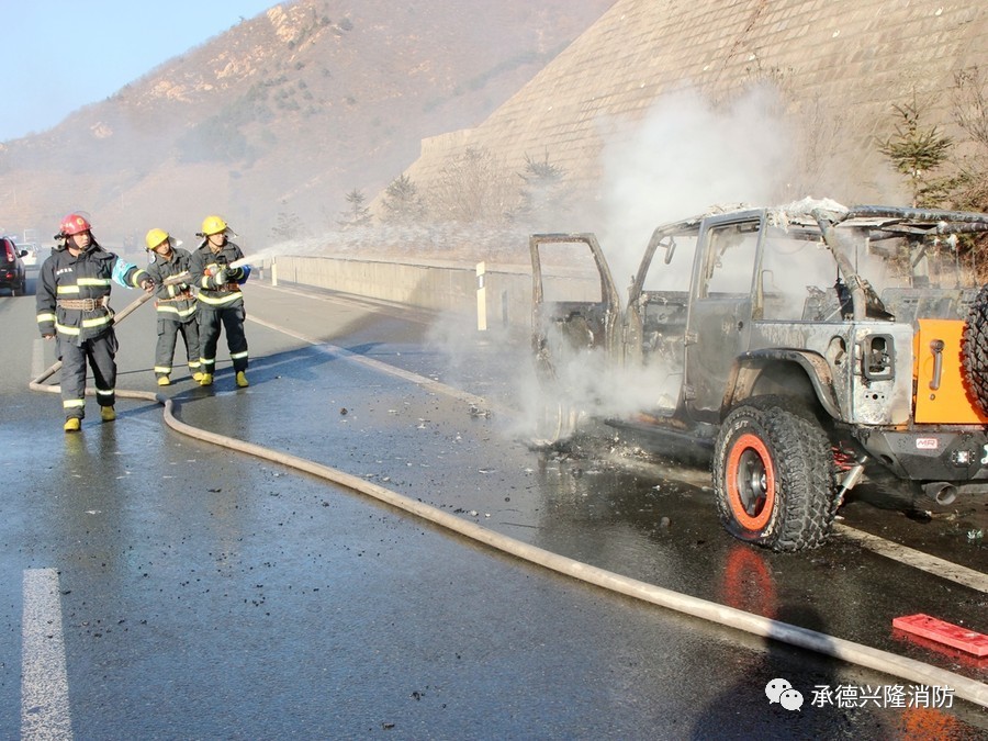 承德一轿车高速起火,消防急速救援_大燕网河北