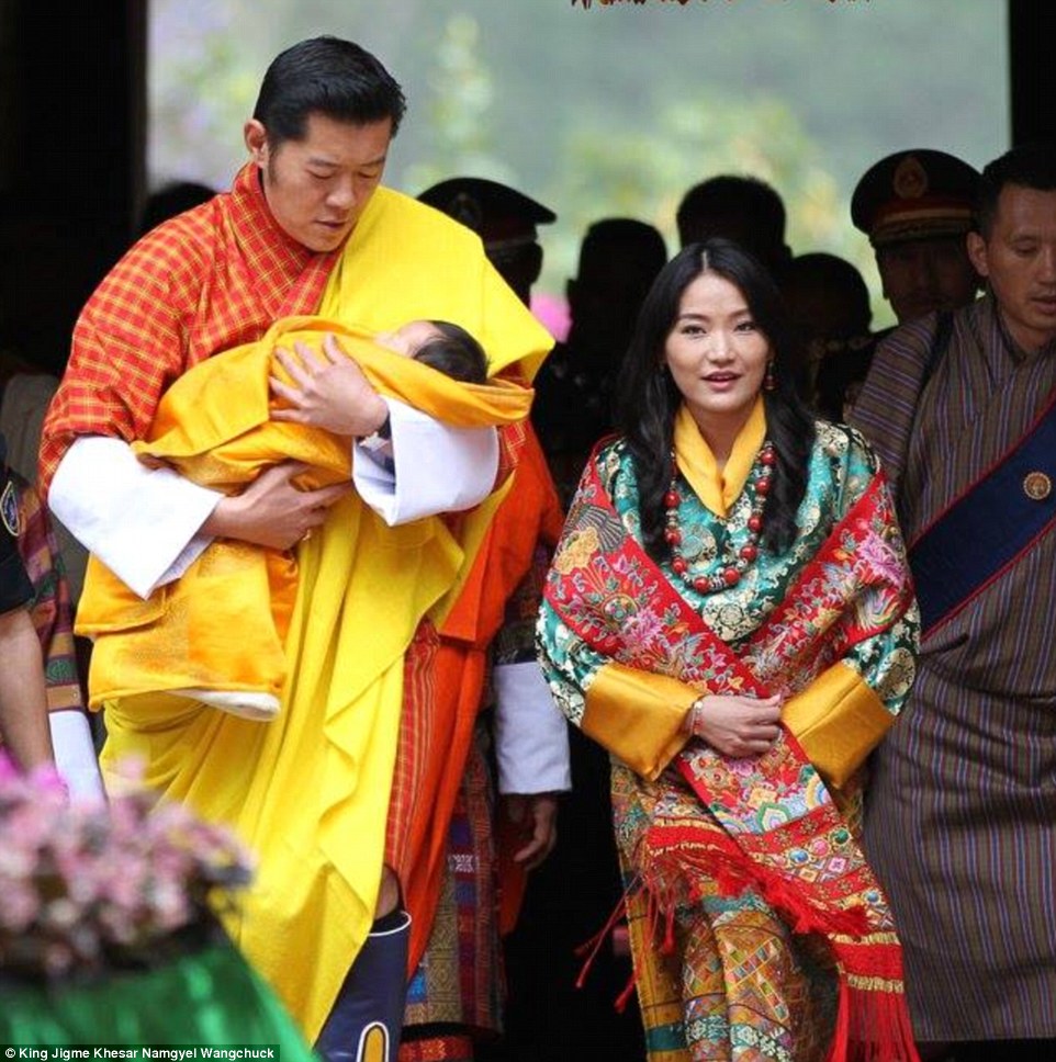 不丹王室一家四口首同框,国王目光难离新生次子,王后生完二胎仍少女