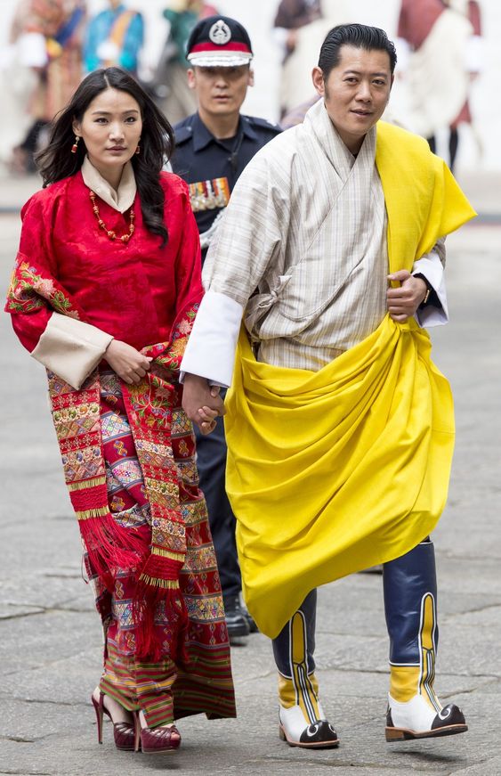 不丹王室一家四口首同框,国王目光难离新生次子,王后生完二胎仍少女