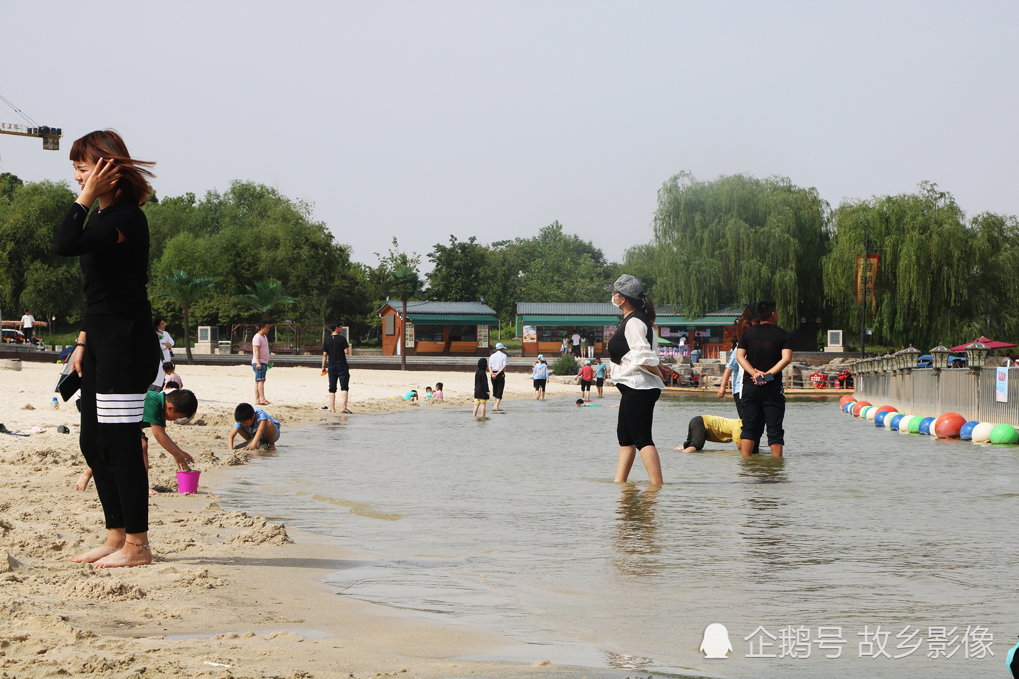 为让开封市民体验到沙滩乐趣,汴西湖从千里之外运沙