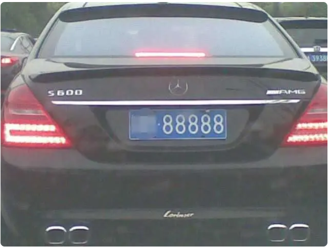 比亚迪7天被查车16次,秘密藏在车牌上,太不合常理了