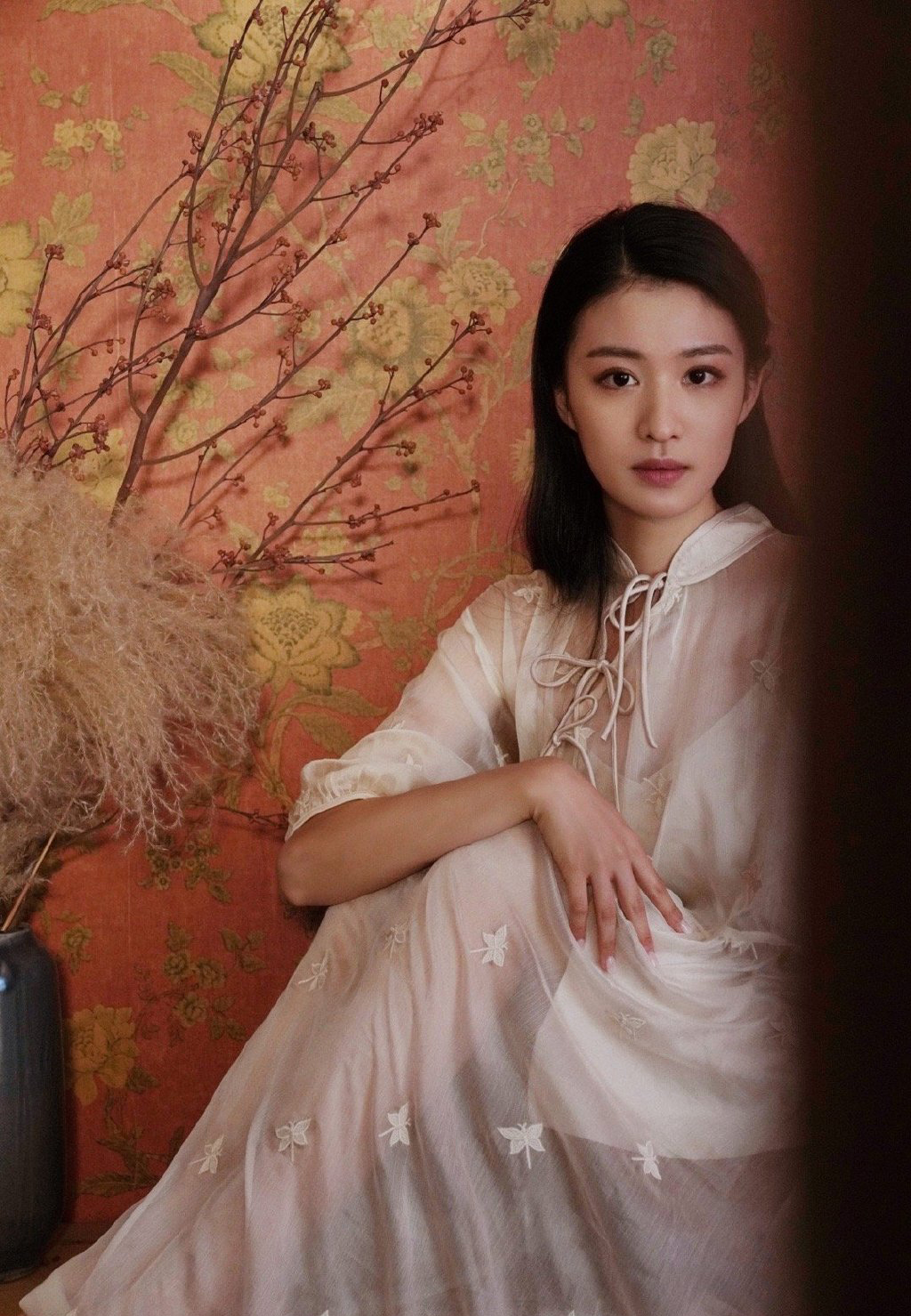 "张贵妃"换上现代装更惊艳了,白衬衫配百褶裙,清纯如高中校花