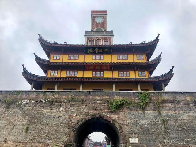 游客第一次到浙江宁波旅游,看见宁波鼓楼,惊呼:怎么这么奇怪?