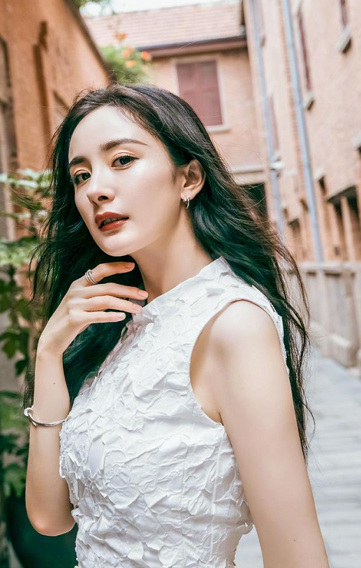 杨幂为显身材好,短裙故意穿小一码,还以为穿错女儿的裙子