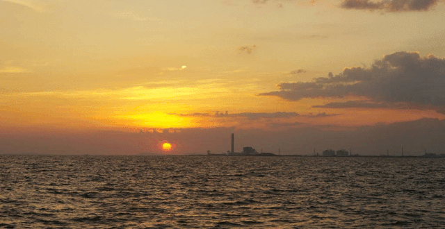 黄昏的海边海水像片片鱼鳞铺在水面上夏日,海边与黄昏美丽的象鼻澳在