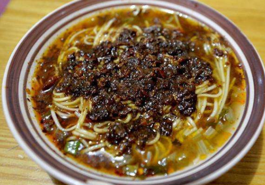 三合汤是始源自湖北郧阳地区的一道传统名小吃,因其起源于同治年间的