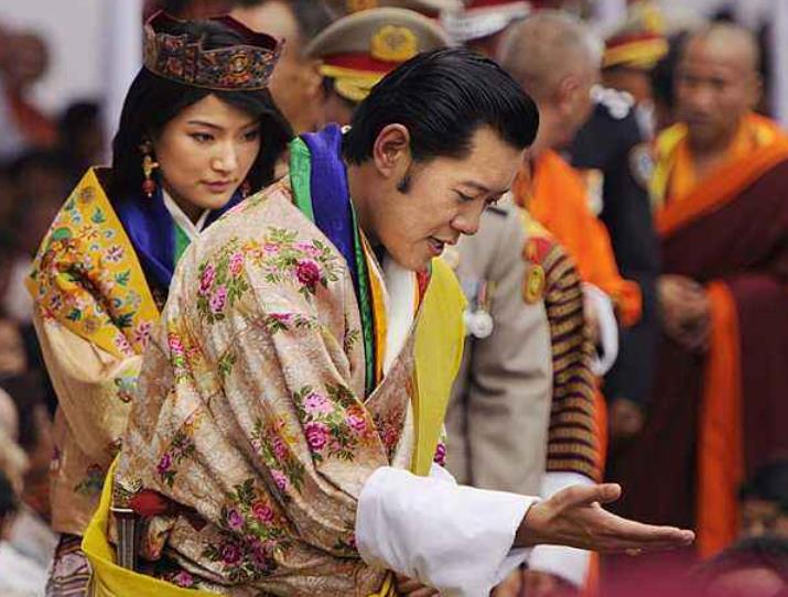 生二胎后母凭子贵,代表不丹国王祭祖
