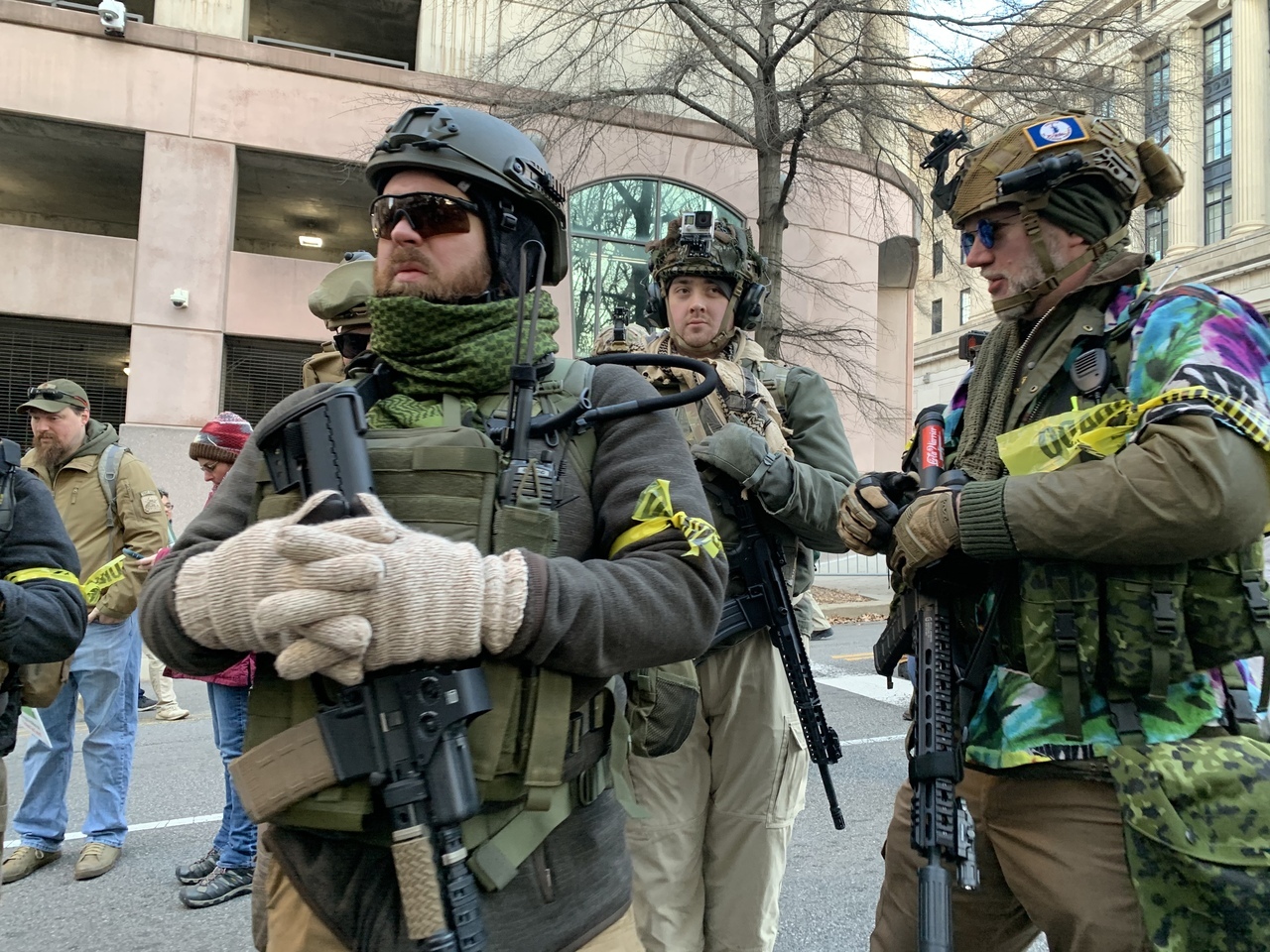 美国骚乱活动出现惊奇一幕,有人身着俄军服,挎ak步枪亲临现场
