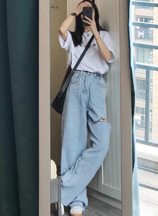 搭配一双小白鞋最合适了,百搭又不挑人穿的鞋子,无论配什么裤子都妥妥