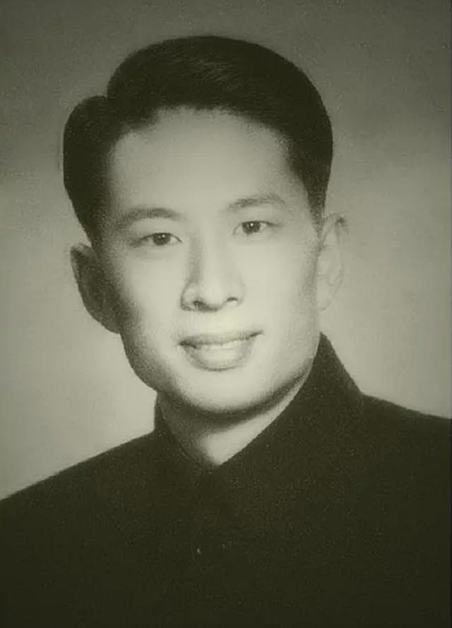 冯喆天生就是当演员的人,凭借出众的气质和潇洒的演技,很快就成了台