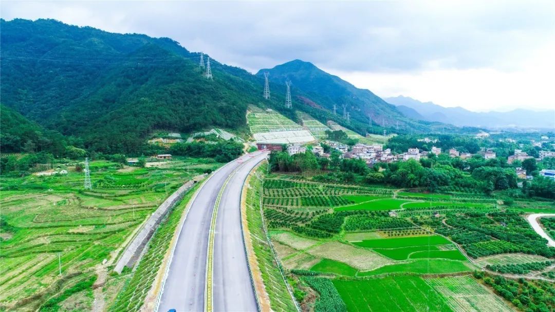 昭平至蒙山高速公路风景太美了!预计10月底通车