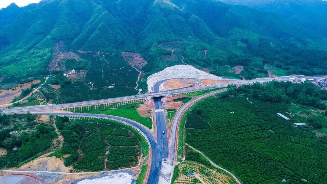 昭平至蒙山高速公路风景太美了!预计10月底通车