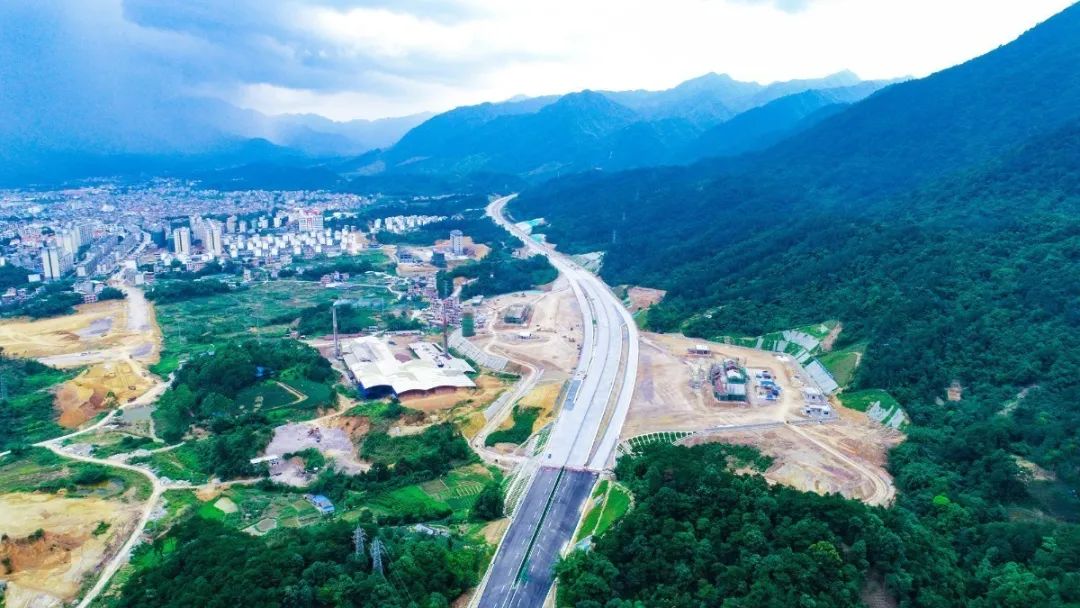 昭平至蒙山高速公路风景太美了!预计10月底通车