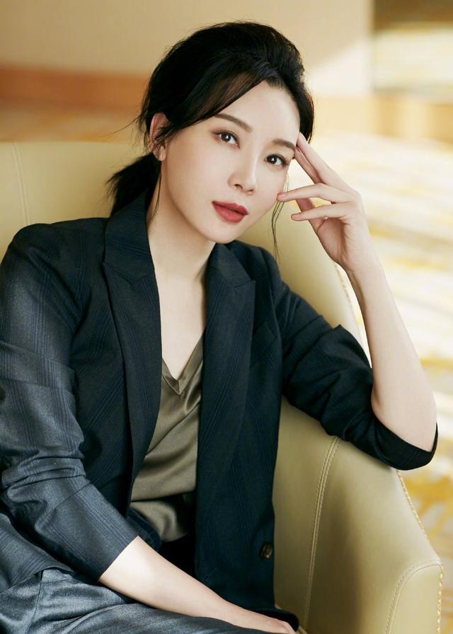 中年女人最好少穿阔腿裤,不上档次!瞧陈数这样穿多美