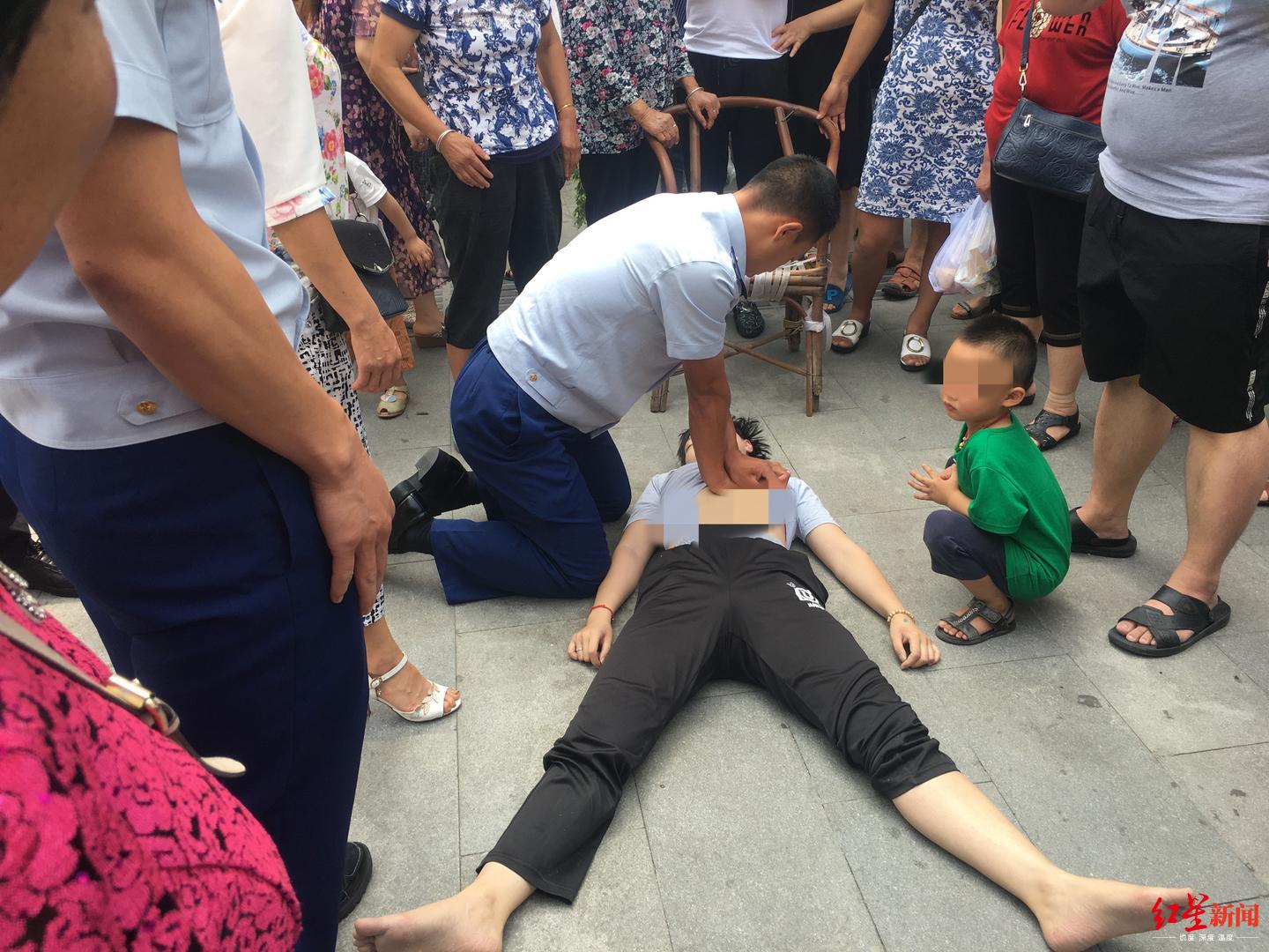 女子晕倒在消防站对面 消防员跪地5分钟急救 女子到医院后仍未脱险