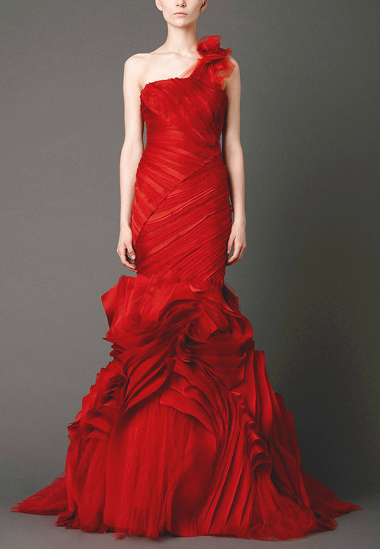 vera wang经典红色高定婚纱礼服:绮丽奢华梦境,绚烂花卉裙摆