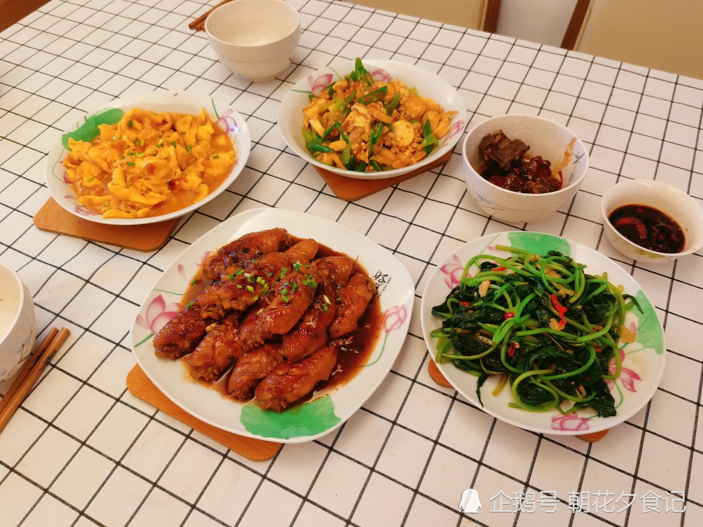 三素一肉的晚餐,一锅米饭不够吃,网友:这样搭配舒服