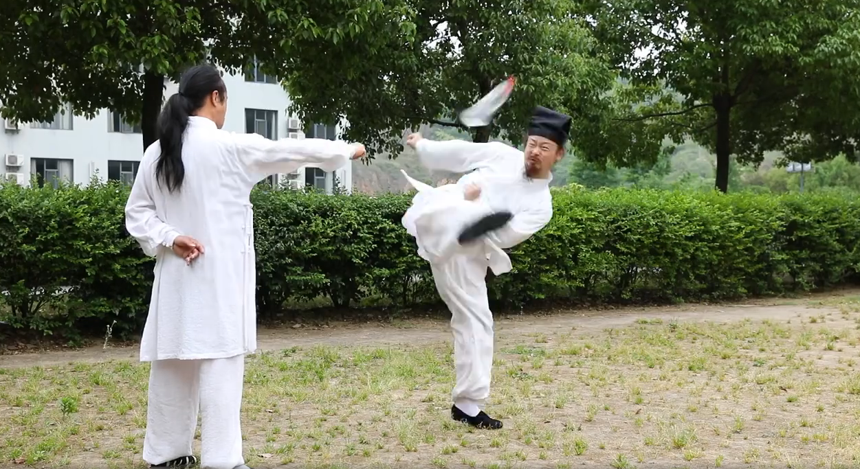 武当功夫能实战吗?三丰派陈师行连晒武功:粗棍砸背踢水瓶折筷子