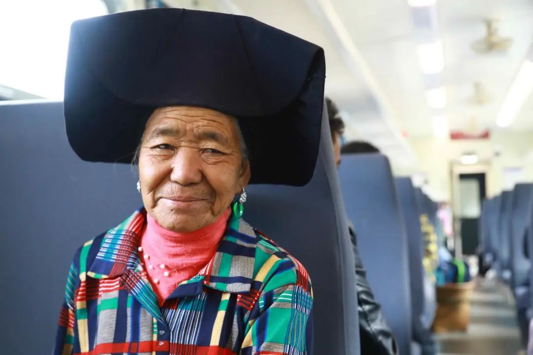 5月17日,乘坐5633次列车的彝族老阿妈.(李锴 摄)