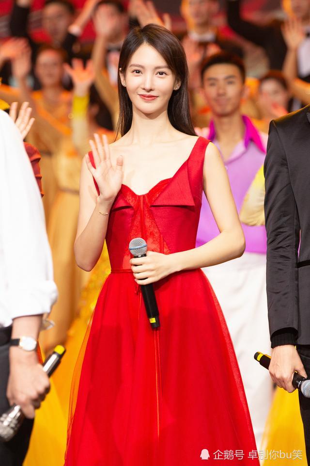 金晨身穿红色连衣裙,搭配高跟鞋露出脚背,素净淡雅又落落大方