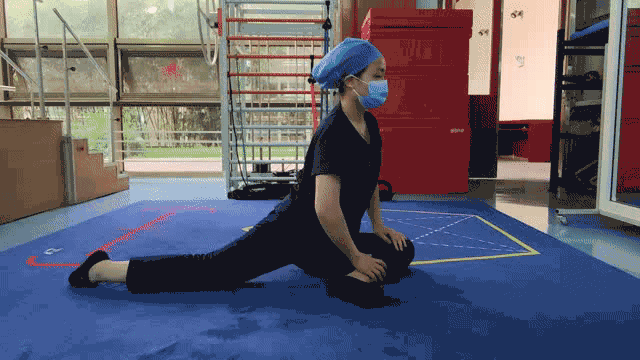 【臀大肌】 单腿屈膝屈髋90°于身前,后腿向后延伸;躯干直立,向前俯身