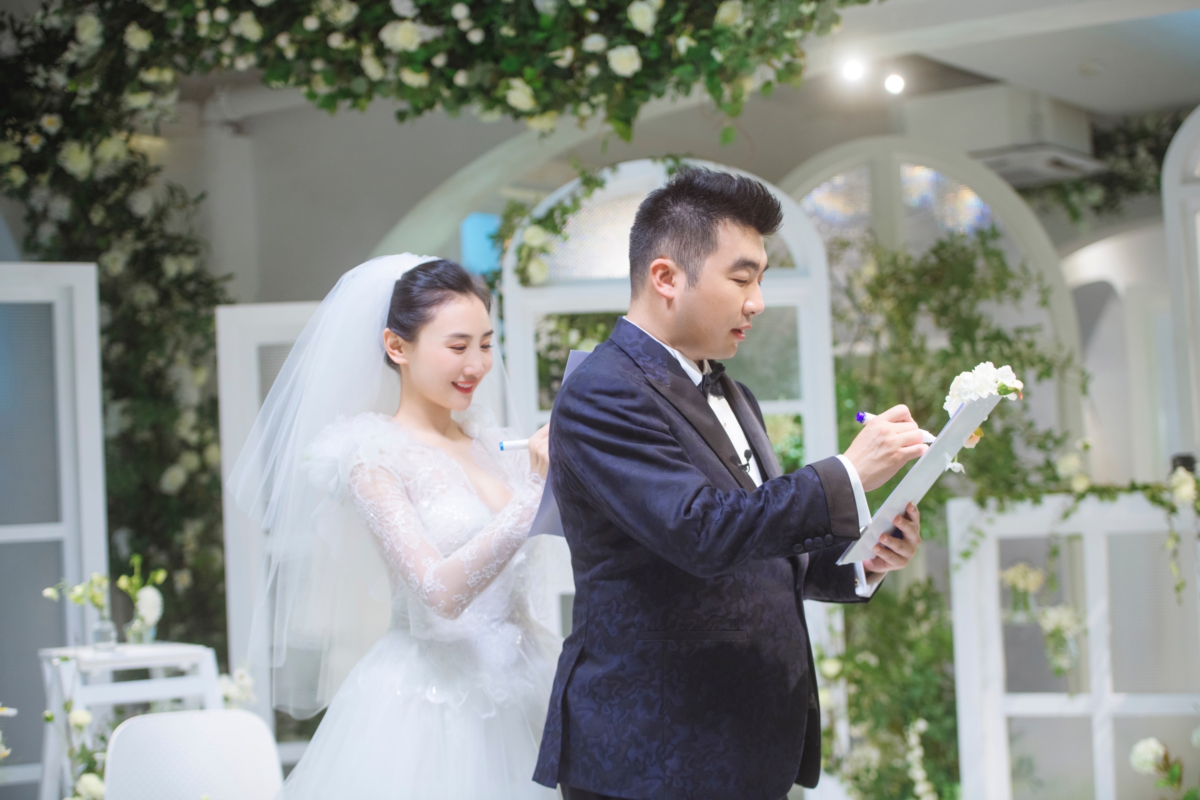 朱一龙婚纱照_朱一龙手机壁纸(2)