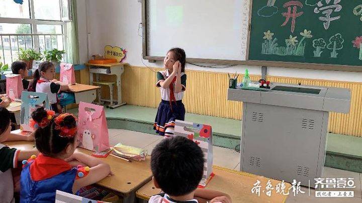 二年级三班的小学生们见到了新老师