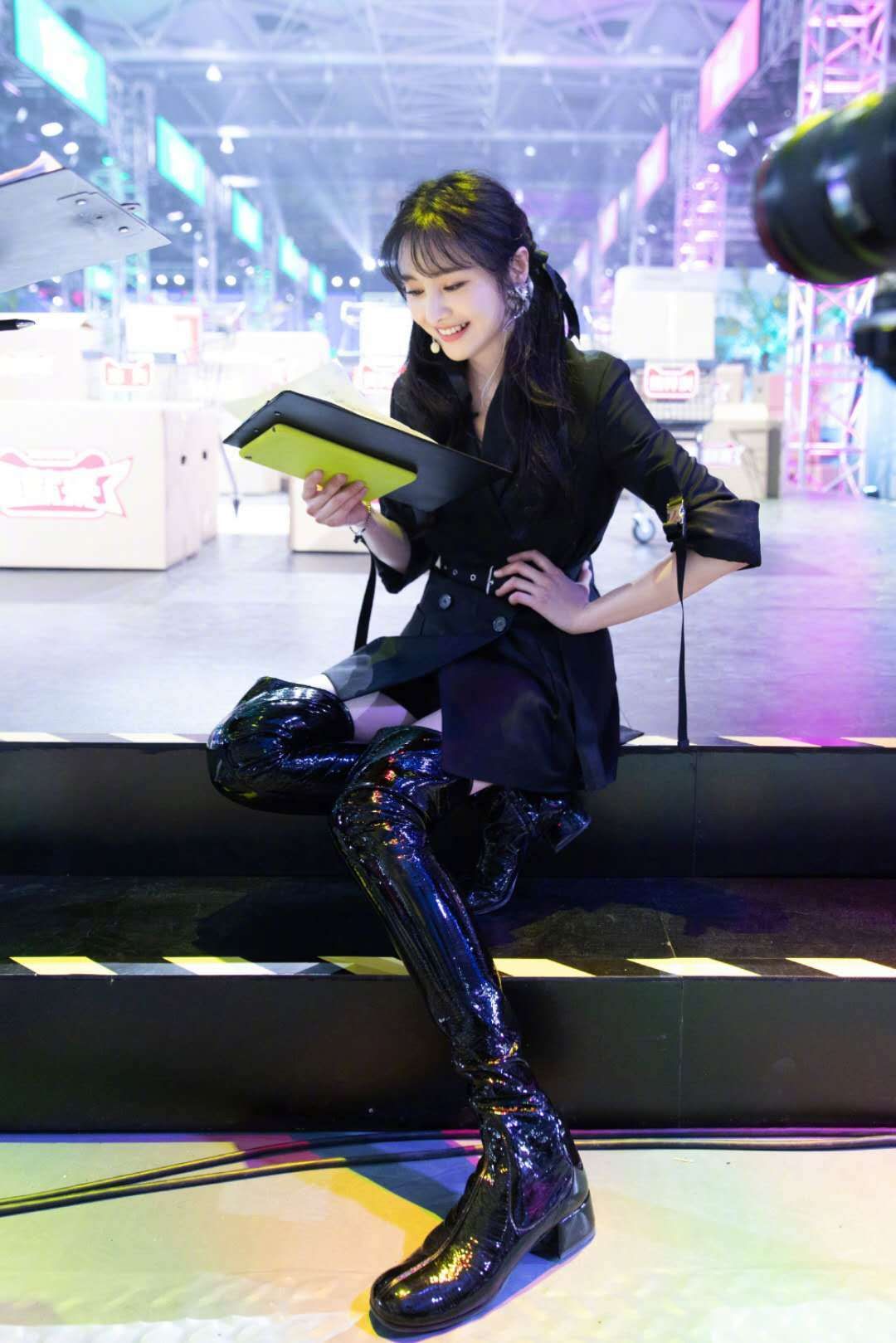 郑爽穿晚礼服跳舞,仿佛飞舞的黑天鹅,举止优雅气质非凡