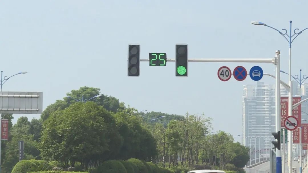 交通信号灯放行顺序调整首日 各十字路口车辆通行有序