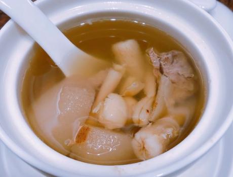 广式百合沙参汤的做法: 备用食材:百合25克,瘦肉100克,莲子25克,沙参