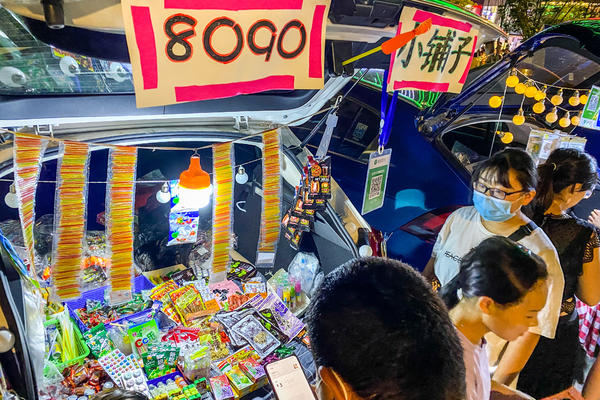 郑州夜市上,有市民在汽车后备箱里摆摊
