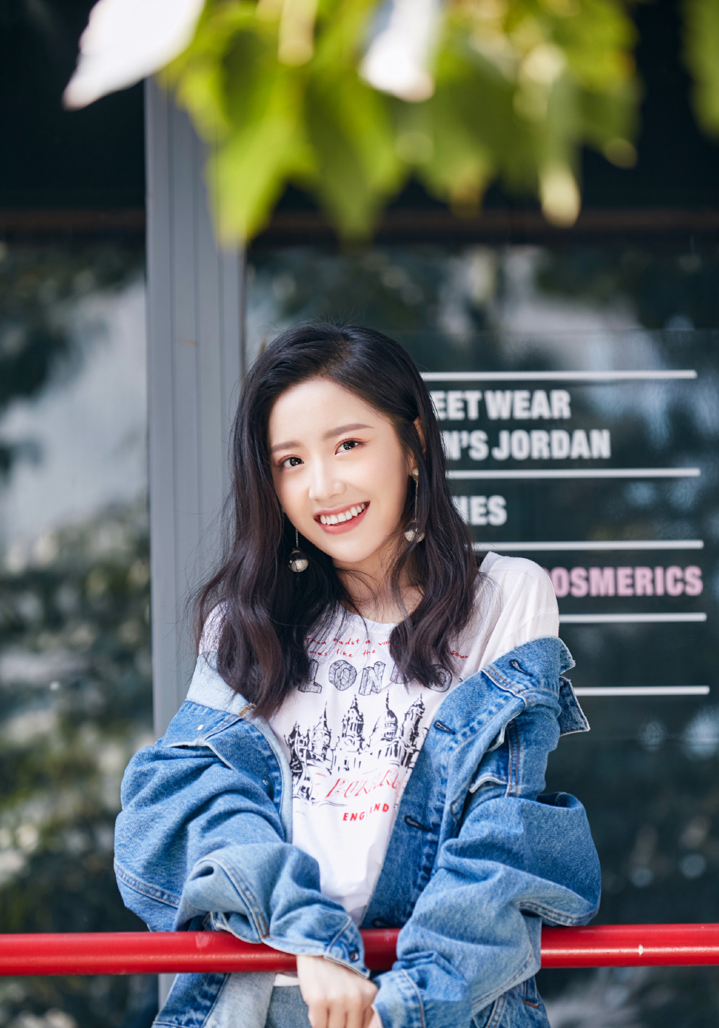 王艺瑾甜美笑容性感美腿写真图片