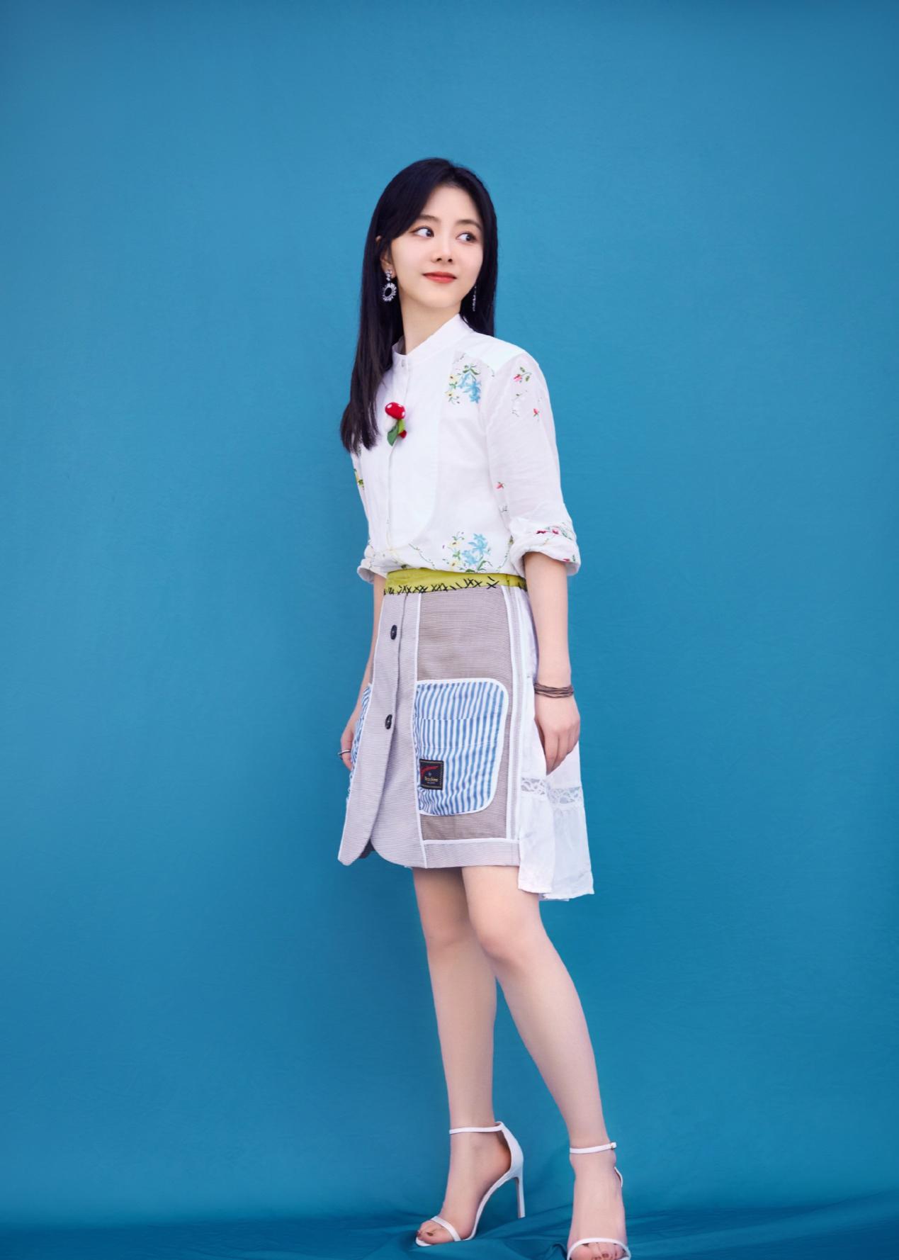 谭松韵真会穿搭,30岁年龄18岁的颜值和气质,娃娃脸不显老吗?
