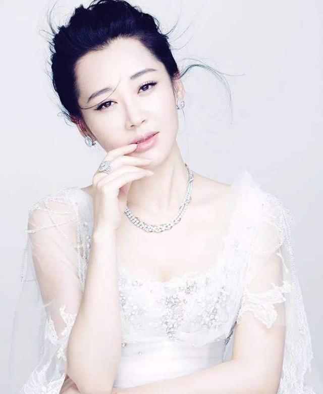 年近50岁的女人穿衣要"讲究",学这位明星的减龄穿搭,真气质