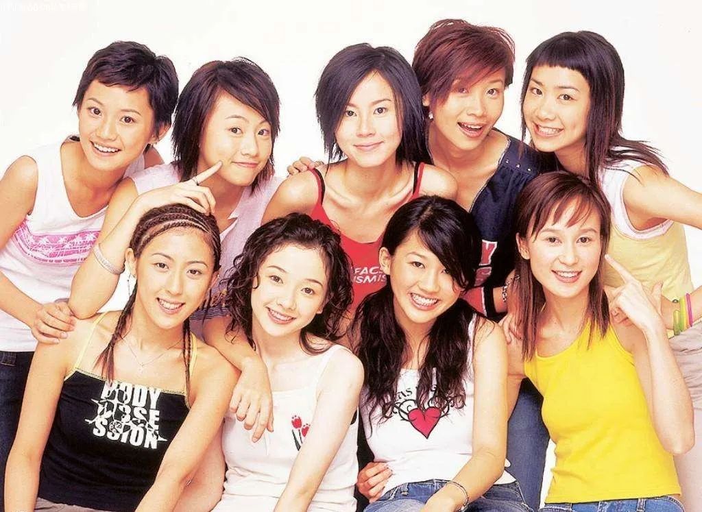 2002年,女子组合cookies出道,成为香港第一队的多人组合,迅速风靡全港