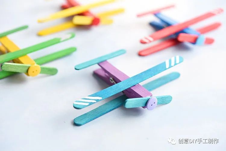 工具和材料:冰棒棍,笔刀,热熔胶或白乳胶 制作步骤如下图 材料和工具