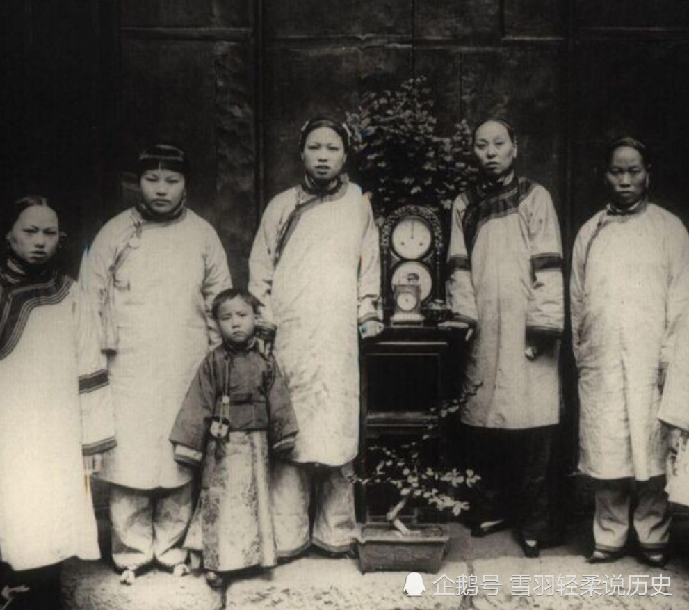 清朝大臣妻妾老照片:凤冠霞帔的美丽新娘,李鸿章的小妾最惊艳!