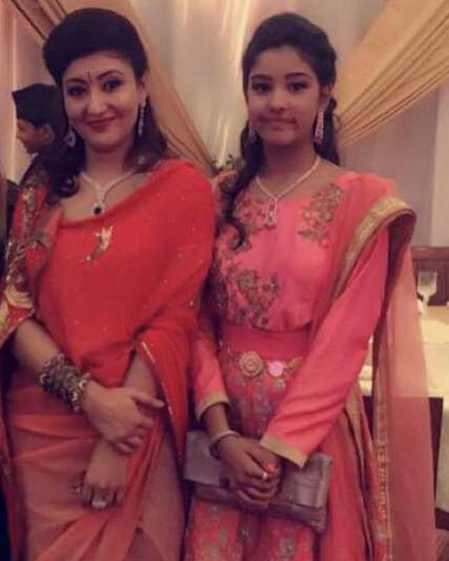尼泊尔王室17岁小公主走红,穿印花高腰小衫好时髦,太甜美了!