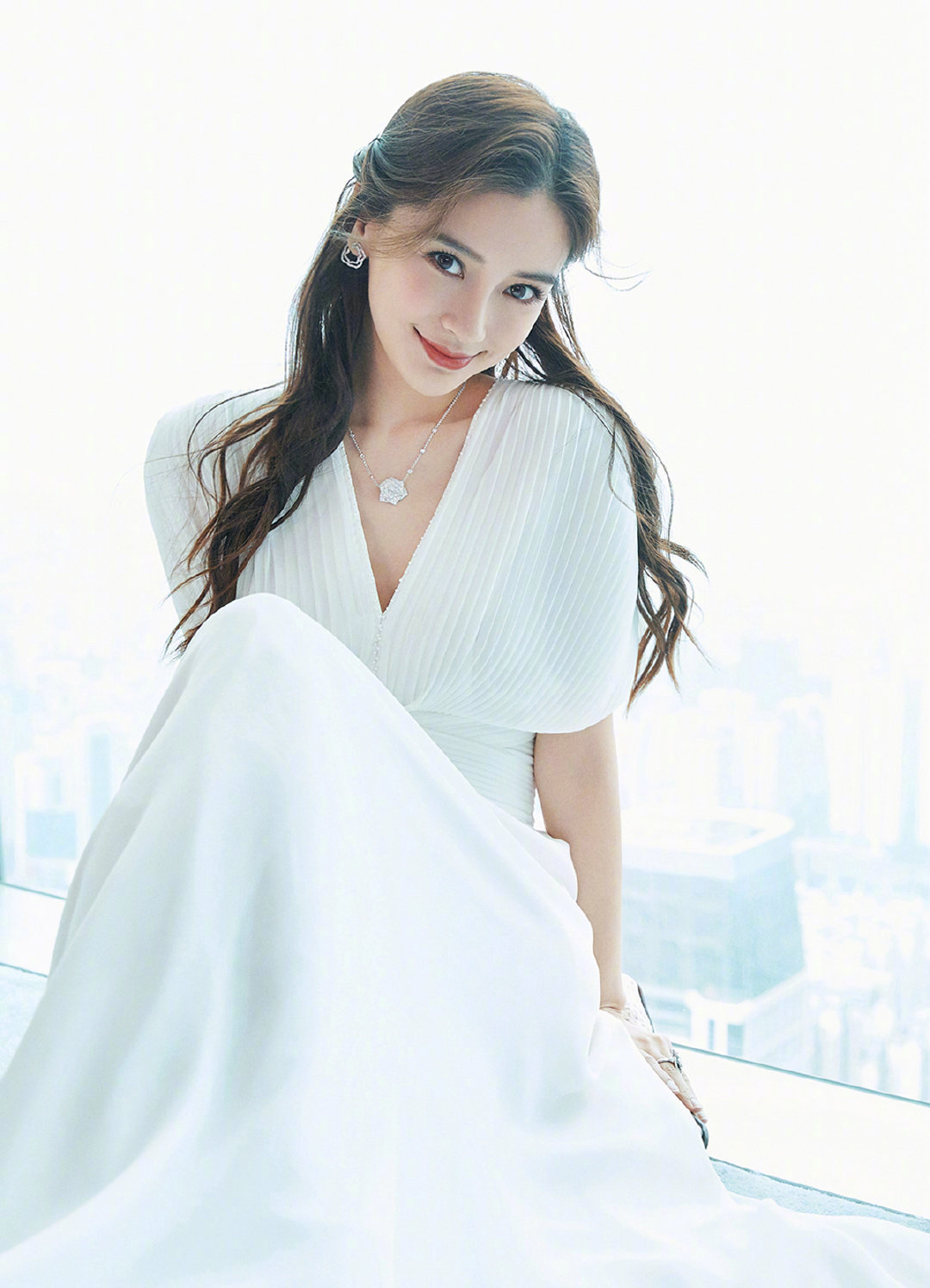 angelababy不愧是神颜,穿礼裙不是仙就是美,一袭白裙温柔又惊艳