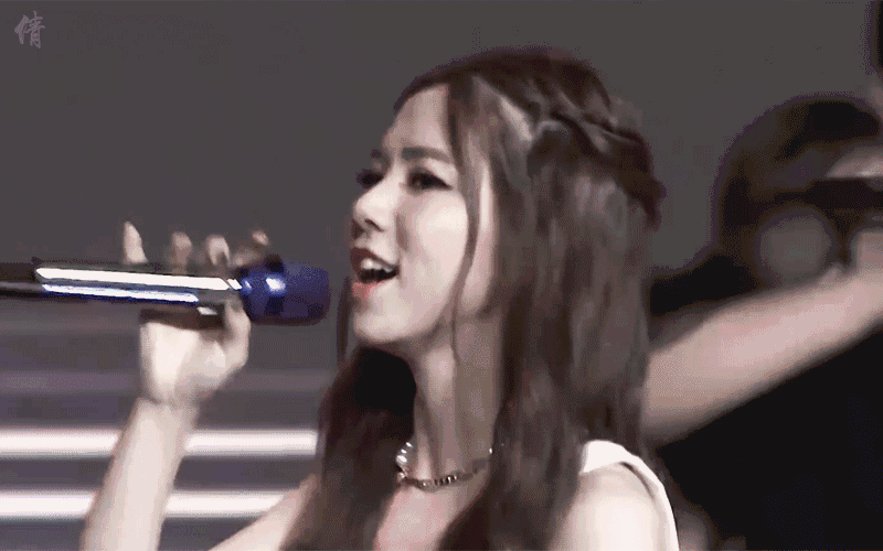 邓紫棋为证明自己腿不粗,穿牛仔裤还要塞进高跟鞋,谁知巨显腿长