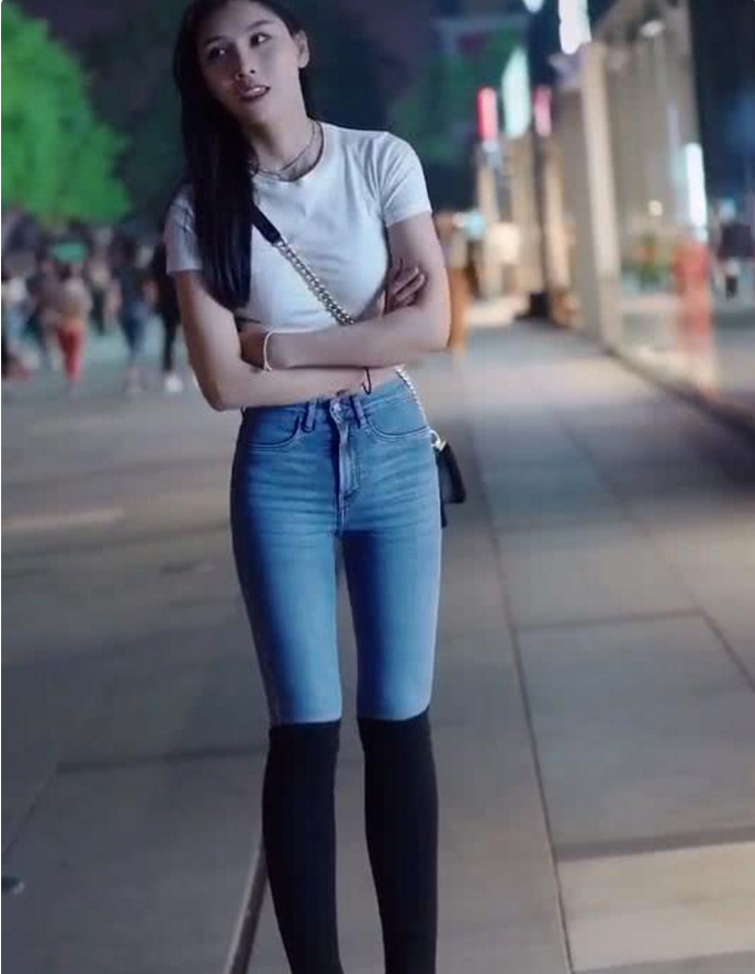 "芭蕉扇"的紧身牛仔裤,辣妈女神街头舞动青春,网友:真