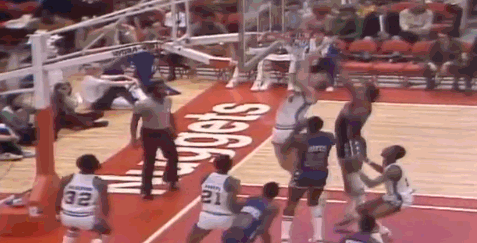 新秀年抢走张伯伦的mvp,他是强硬派中锋的祖师爷!