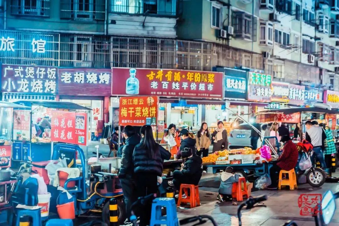 鲁港商业街夜市